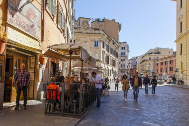 11 Mart 2017 tarihinde, Roma, İtalya. İnsanlar yemek ve sokakta şehir merkezinde bulunan kafede biraz dinlen