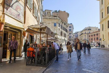 11 Mart 2017 tarihinde, Roma, İtalya. İnsanlar yemek ve sokakta şehir merkezinde bulunan kafede biraz dinlen