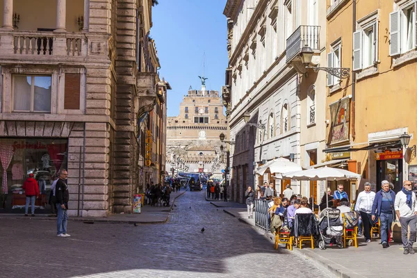Roma Italia Marzo 2017 Gente Recorre Hermosa Calle Una Parte — Foto de Stock
