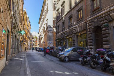 11 Mart 2017 tarihinde, Roma, İtalya. Şehrin tarihi bir parçası güzel sokakta arabalar park