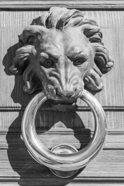 11 Mart 2017 tarihinde, Roma, İtalya. Eski bir tarihi kentin bina cephe. Giriş kapısı güzel kapı kolu ile süslüdür