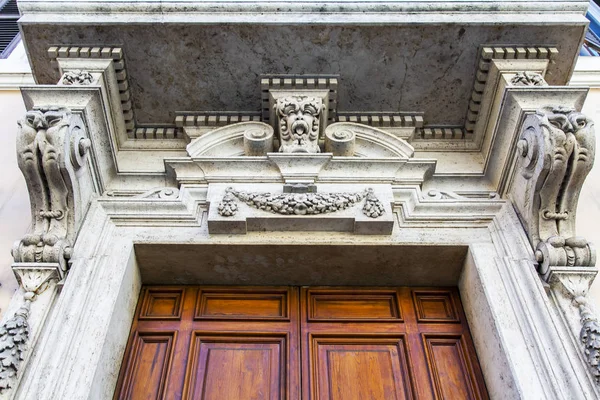 Rome Itália Março 2017 Uma Fachada Edifício Velho Uma Parte — Fotografia de Stock