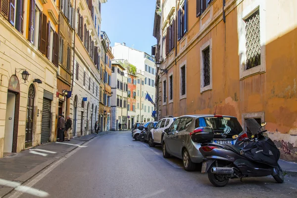 Roma Italia Marzo 2017 Coches Están Aparcados Hermosa Calle Una —  Fotos de Stock