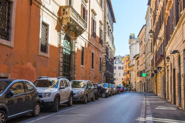 Roma Italia Marzo 2017 Coches Están Aparcados Hermosa Calle Una —  Fotos de Stock