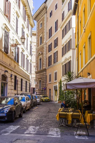 Roma Italia Marzo 2017 Coches Están Aparcados Hermosa Calle Una — Foto de Stock