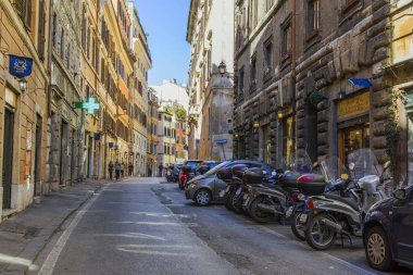 11 Mart 2017 tarihinde, Roma, İtalya. Motosiklet ve otomobil şehrin tarihsel bir parçası güzel sokakta park edilmiş