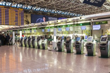 2 Mart 2018 tarihinde, Roma, İtalya. Fiumicino Uluslararası Havaalanı gidiş salonunda yolcular