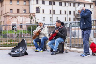 11 Mart 2017 tarihinde, Roma, İtalya. Sokak müzisyenleri geçenler şehrin tarihi bölümünde eğlendirmek. 