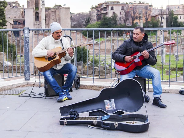 Roma Italia Marzo 2017 Músicos Callejeros Entretienen Transeúntes Una Parte — Foto de Stock