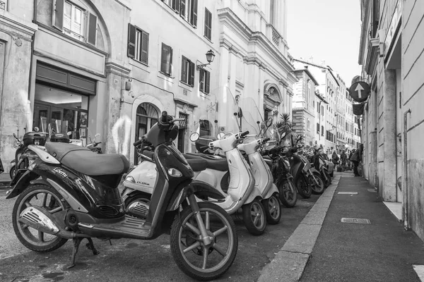 Roma Italia Marzo 2017 Motocicli Auto Sono Parcheggiati Sulla Bella — Foto Stock