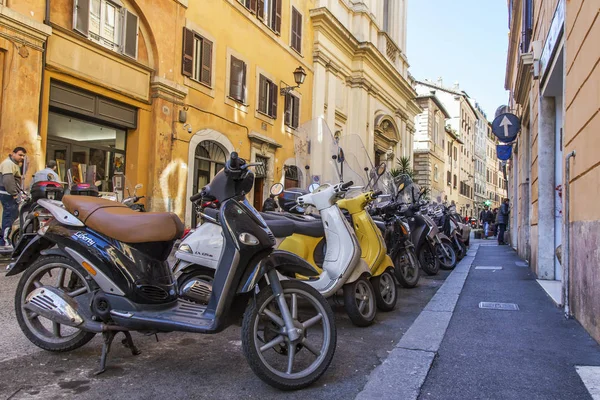 Roma Italia Marzo 2017 Motos Coches Están Aparcados Hermosa Calle — Foto de Stock