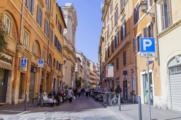 Roma Italia Marzo 2017 Motos Coches Están Aparcados Hermosa Calle — Foto de Stock