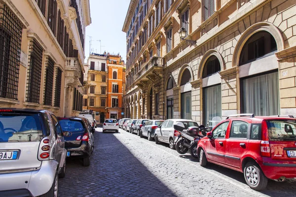 Ρώμη Ιταλία Στις Μαρτίου 2017 Αυτοκίνητα Είναι Σταθμευμένα Στον Όμορφο — Φωτογραφία Αρχείου