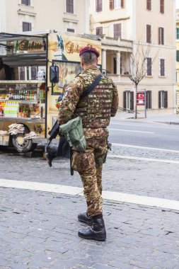 11 Mart 2017 tarihinde, Roma, İtalya. Şehrin tarihi bir parçası sokakta askerler devriye. 