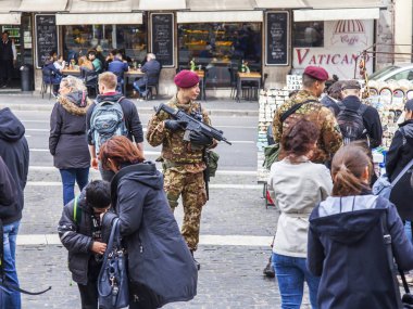 11 Mart 2017 tarihinde, Roma, İtalya. Şehrin tarihi bir parçası sokakta askerler devriye. 