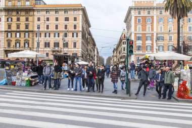 11 Mart 2017 tarihinde, Roma, İtalya. Şehrin tarihi kesiminde güzel cadde boyunca insanlar gider. 