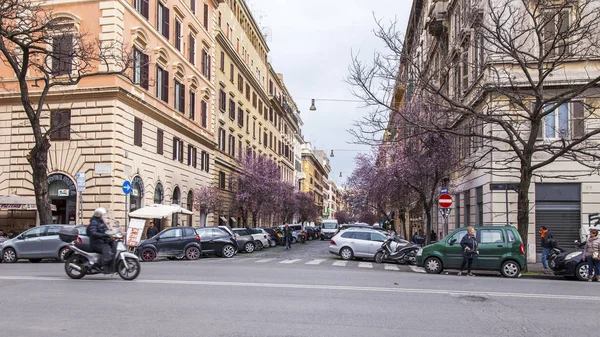 Рим Италия Марта 2017 Года Мотоциклы Автомобили Припаркованы Красивой Улице — стоковое фото
