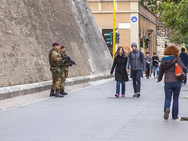 Rome Italië Maart 2017 Soldaten Patrouilleren Straat Een Historische Deel — Stockfoto