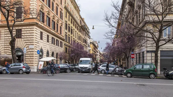 Roma Italia Marzo 2017 Coches Van Hermosa Calle Una Parte — Foto de Stock