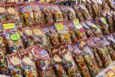 11 Mart 2017 tarihinde, Roma, İtalya. Çeşitli otantik İtalyan çiftçi biyolojik ürünler Campo Di Fiori Meydanı Çarşı sayaçlar üzerinde koyulur