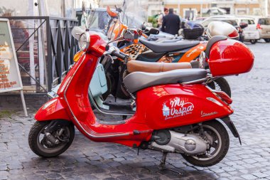 11 Mart 2017 tarihinde, Roma, İtalya. Motosiklet şehrin tarihsel bir parçası güzel sokakta park edilmiş