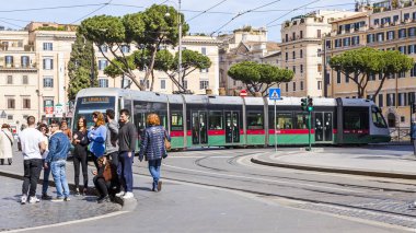 11 Mart 2017 tarihinde, Roma, İtalya. Modern tramvay şehrin tarihsel bir parçası güzel sokakta gider