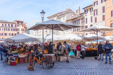 11 Mart 2017 tarihinde, Roma, İtalya. Çeşitli sebze ve meyve Campo Di Fiori Meydanı Çarşı sayaçlar üzerinde yerleştirilir. Satıcı ve alıcılar
