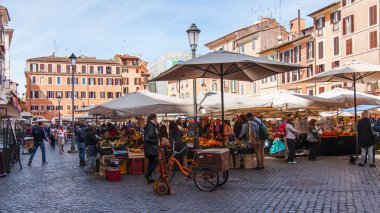 11 Mart 2017 tarihinde, Roma, İtalya. Çeşitli sebze ve meyve Campo Di Fiori Meydanı Çarşı sayaçlar üzerinde yerleştirilir. Satıcı ve alıcılar
