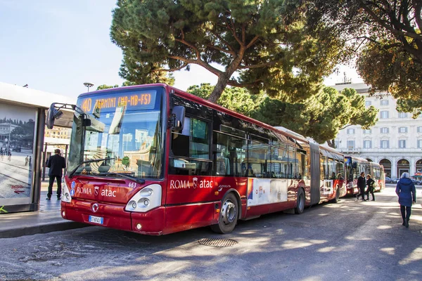 11 Mart 2017 tarihinde, Roma, İtalya. Şehrin tarihi bir parçası güzel sokakta otobüs gidiyor