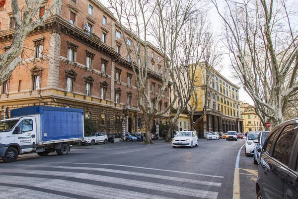 Roma Italia Marzo 2017 Coches Van Hermosa Calle Una Parte —  Fotos de Stock