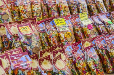 11 Mart 2017 tarihinde, Roma, İtalya. Otantik İtalyan çiftçi biyolojik ürünler Campo Di Fiori Meydanı Çarşı sayaçlar üzerinde yerleştirilir. Çeşitli İtalyan Yapıştır