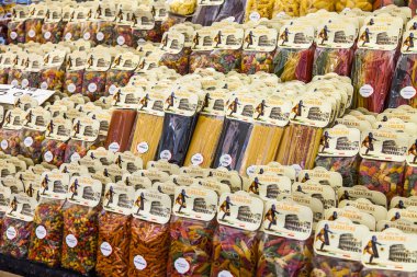 11 Mart 2017 tarihinde, Roma, İtalya. Otantik İtalyan çiftçi biyolojik ürünler Campo Di Fiori Meydanı Çarşı sayaçlar üzerinde yerleştirilir. Çeşitli İtalyan Yapıştır