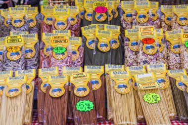 11 Mart 2017 tarihinde, Roma, İtalya. Otantik İtalyan çiftçi biyolojik ürünler Campo Di Fiori Meydanı Çarşı sayaçlar üzerinde yerleştirilir. Çeşitli İtalyan Yapıştır