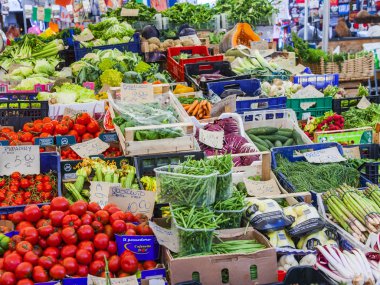 11 Mart 2017 tarihinde, Roma, İtalya. Çeşitli sebze ve meyve Campo Di Fiori Meydanı Çarşı sayaçlar üzerinde koyulur