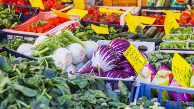 11 Mart 2017 tarihinde, Roma, İtalya. Çeşitli sebze ve meyve Campo Di Fiori Meydanı Çarşı sayaçlar üzerinde koyulur