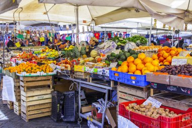 11 Mart 2017 tarihinde, Roma, İtalya. Çeşitli sebze ve meyve Campo Di Fiori Meydanı Çarşı sayaçlar üzerinde koyulur