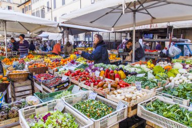 11 Mart 2017 tarihinde, Roma, İtalya. Çeşitli sebze ve meyve Campo Di Fiori Meydanı Çarşı sayaçlar üzerinde koyulur