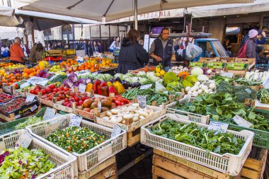 11 Mart 2017 tarihinde, Roma, İtalya. Çeşitli sebze ve meyve Campo Di Fiori Meydanı Çarşı sayaçlar üzerinde koyulur