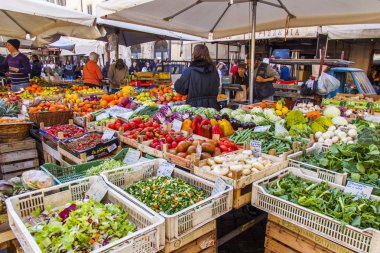 11 Mart 2017 tarihinde, Roma, İtalya. Çeşitli sebze ve meyve Campo Di Fiori Meydanı Çarşı sayaçlar üzerinde koyulur