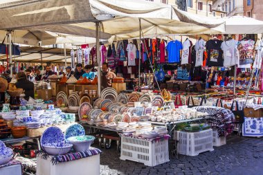11 Mart 2017 tarihinde, Roma, İtalya. Campo Di Fiori Meydanı'nda bir market sayaçta çeşitli otantik İtalyan seramik
