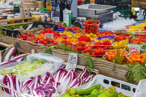 意大利 在2017年3月11日 在菲奥里广场的市场柜台上摆放着各种蔬菜和水果 — 图库照片