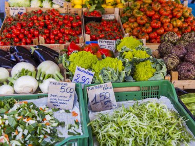 11 Mart 2017 tarihinde, Roma, İtalya. Çeşitli sebze ve meyve Campo Di Fiori Meydanı Çarşı sayaçlar üzerinde koyulur