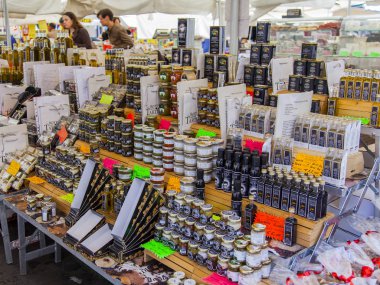 11 Mart 2017 tarihinde, Roma, İtalya. Otantik İtalyan çiftçi biyolojik ürünler Campo Di Fiori Meydanı Çarşı sayaçlar üzerinde yerleştirilir. Çeşitli soslar ve ülkenin çeşitli bölgelerinde baharat