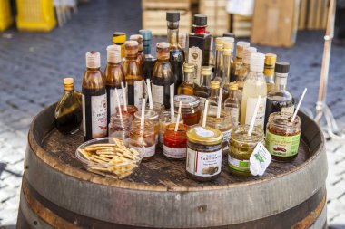 11 Mart 2017 tarihinde, Roma, İtalya. Otantik İtalyan çiftçi biyolojik ürünler Campo Di Fiori Meydanı Çarşı sayaçlar üzerinde yerleştirilir. Çeşitli soslar ve ülkenin çeşitli bölgelerinde baharat