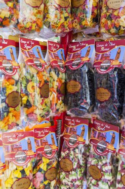 11 Mart 2017 tarihinde, Roma, İtalya. Otantik İtalyan çiftçi biyolojik ürünler Campo Di Fiori Meydanı Çarşı sayaçlar üzerinde yerleştirilir. Çeşitli İtalyan Yapıştır