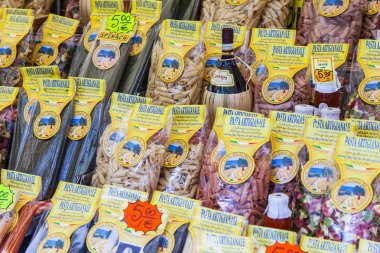 11 Mart 2017 tarihinde, Roma, İtalya. Otantik İtalyan çiftçi biyolojik ürünler Campo Di Fiori Meydanı Çarşı sayaçlar üzerinde yerleştirilir. Çeşitli İtalyan Yapıştır