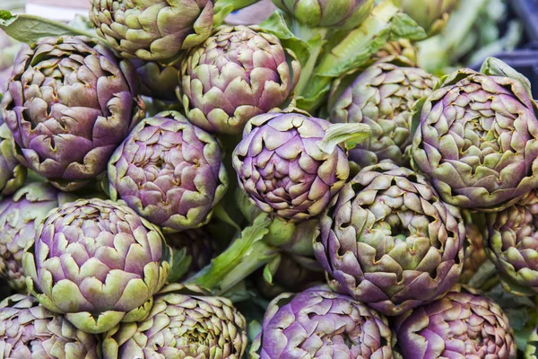 Las Alcachofas Frescas Colocan Una Vitrina Del Mercado — Foto de Stock