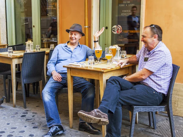 Rzym Włochy Dniu Marca 2017 Ludzie Jedzą Odpocząć Kawiarni Przy — Zdjęcie stockowe
