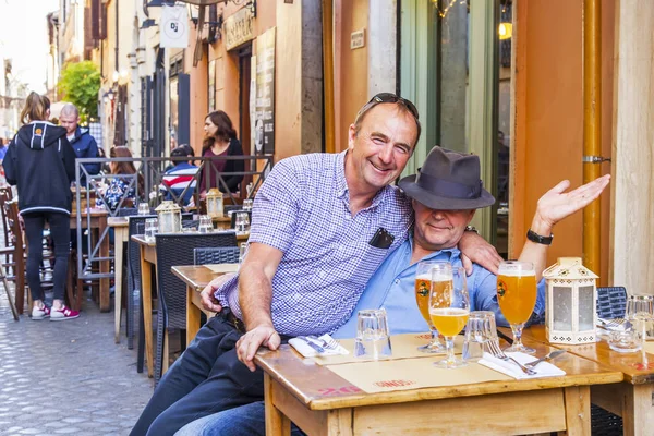 Rome Itália Março 2017 Pessoas Comem Têm Resto Café Rua — Fotografia de Stock