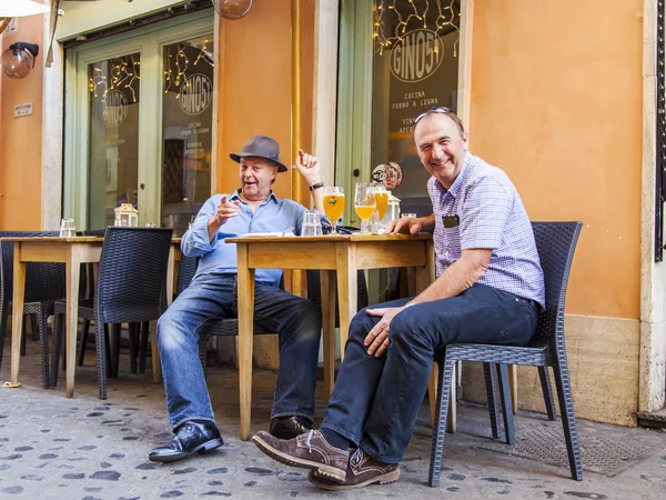 Rome Itália Março 2017 Pessoas Comem Têm Resto Café Rua — Fotografia de Stock